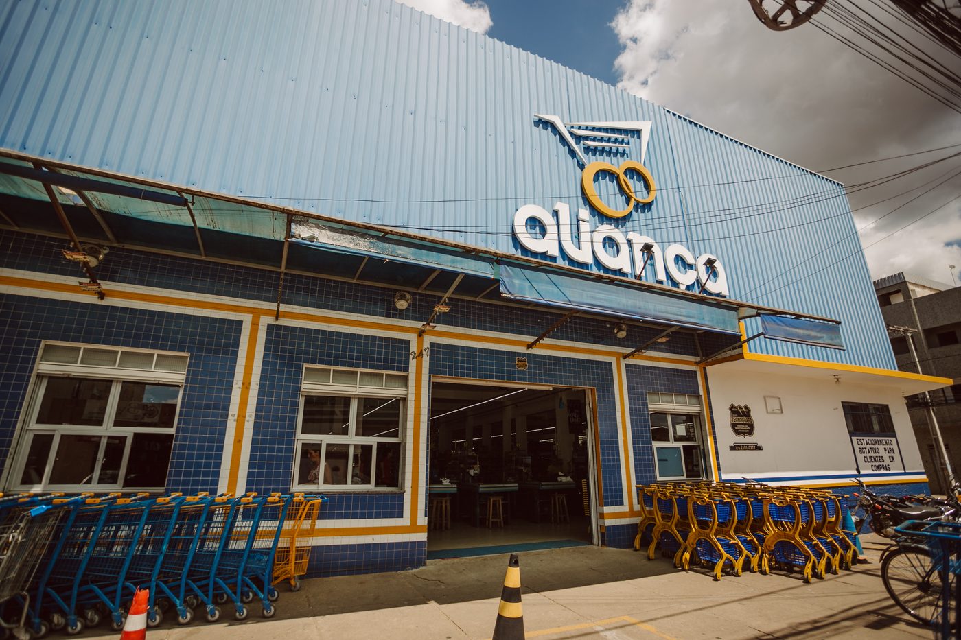 Colaborador organizando o setor de bebidas