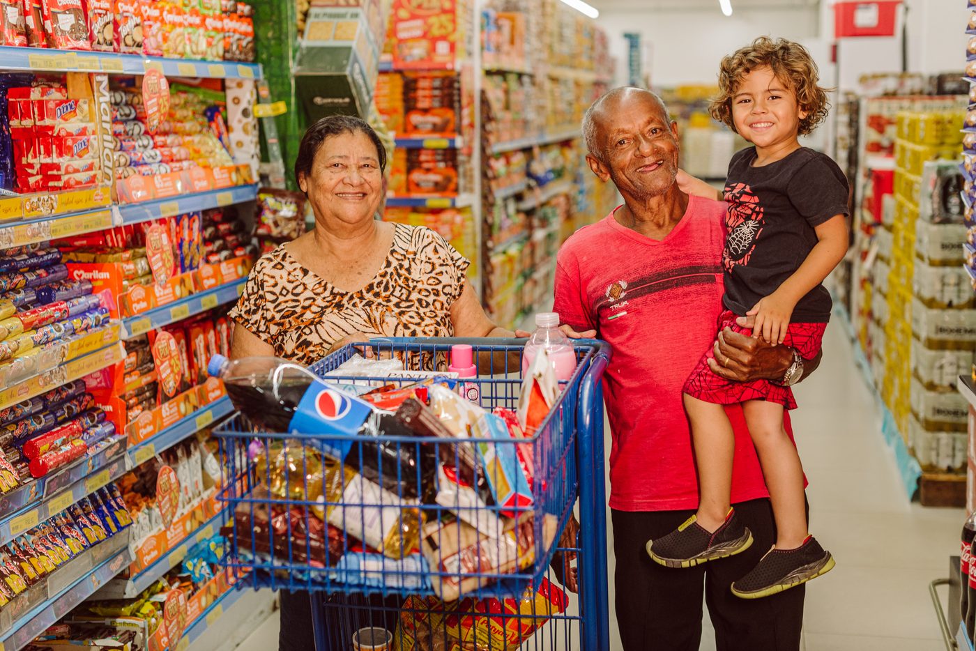 Avós e neto fazendo compras juntos no Aliança