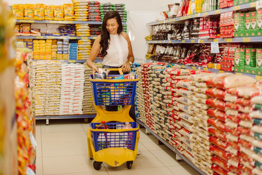 Atendente ajudando cliente a escolher produtos