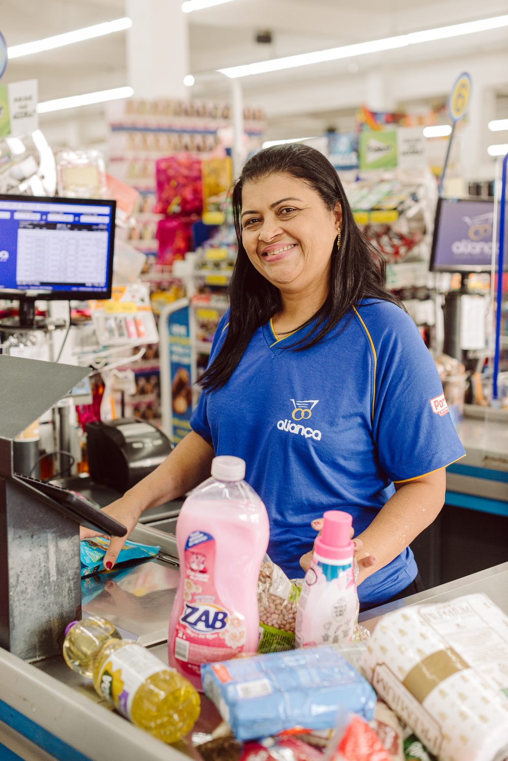 Operadora de caixa atendendo com um sorriso