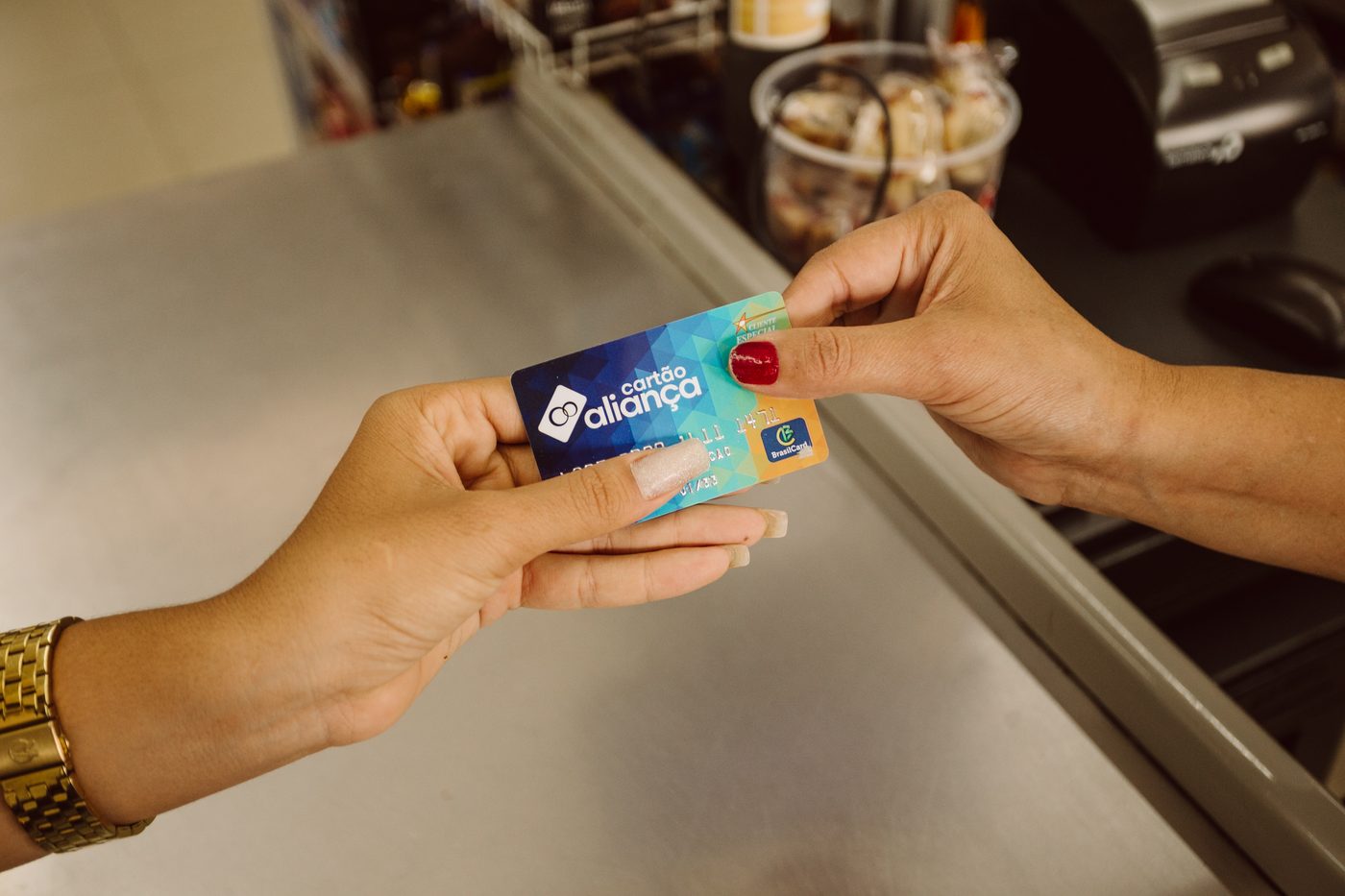 Cartão Aliança sendo entregue a uma cliente