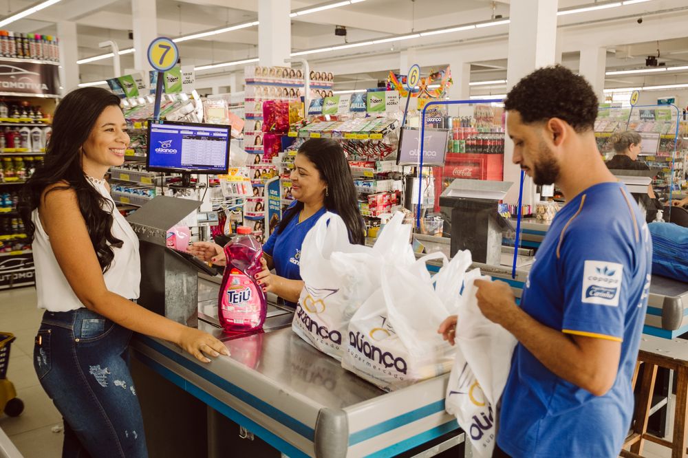 Cliente finalizando compras no caixa
