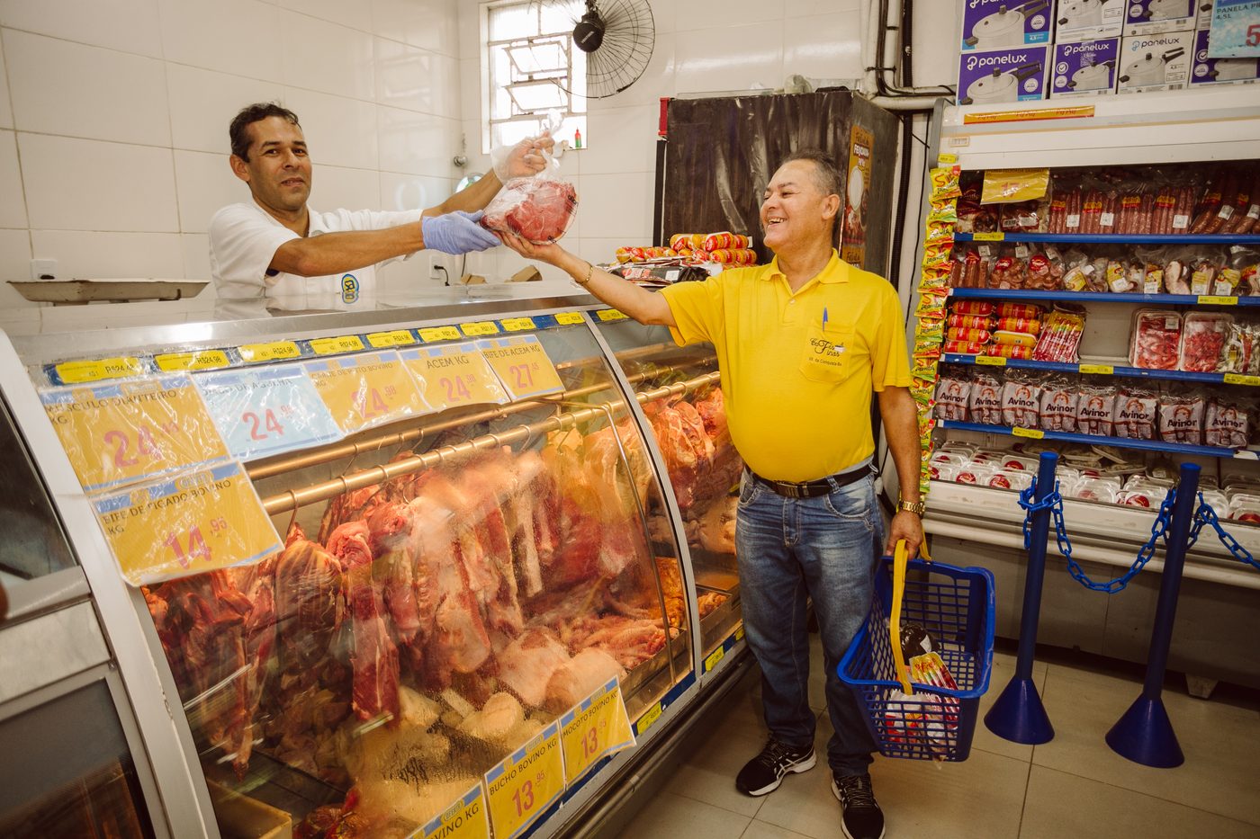 Cliente sendo atendido no setor de frios