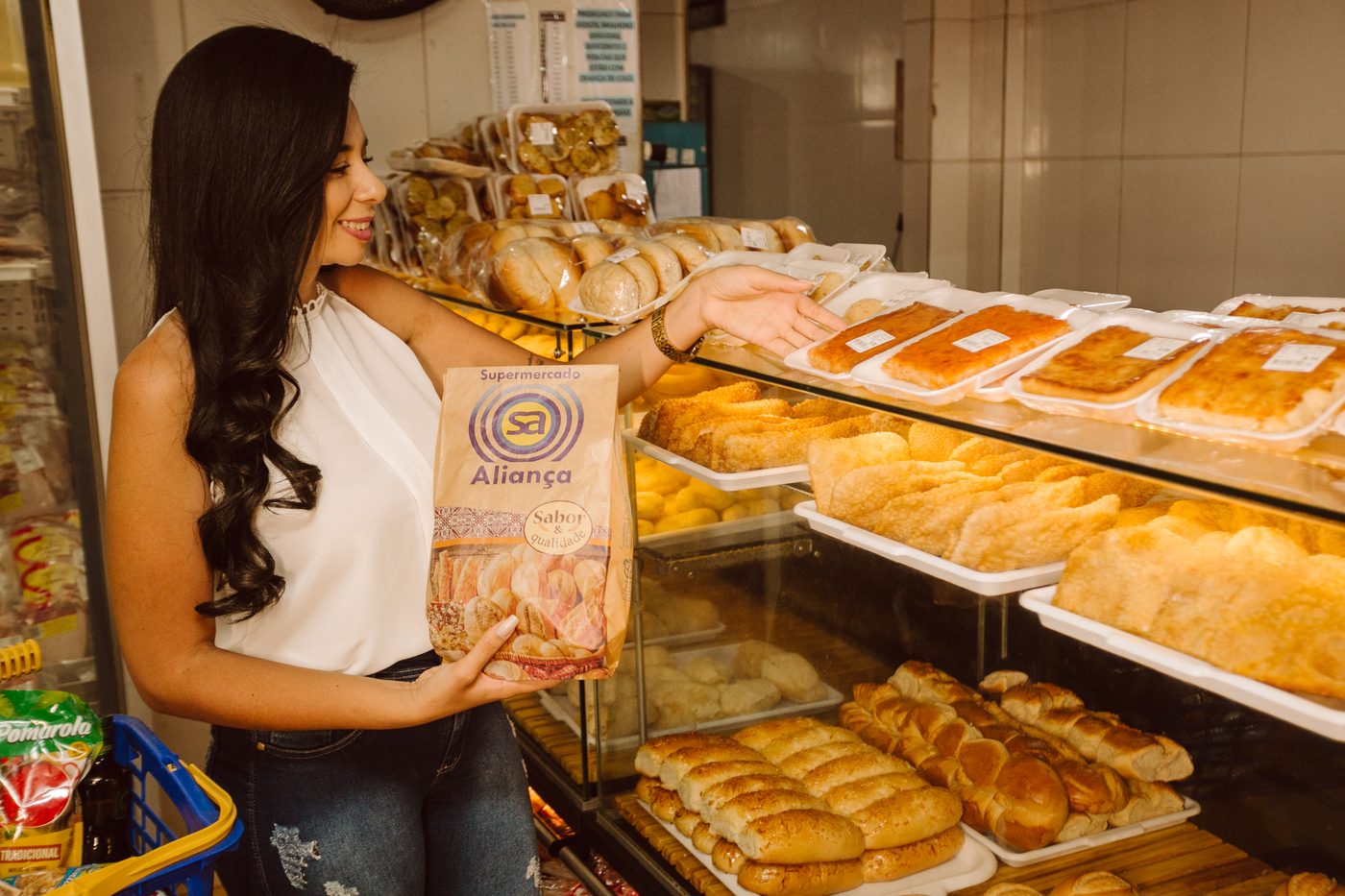 Cliente com o pacote de pães do Aliança