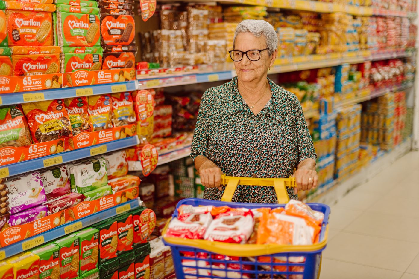 Clientes fazendo compras na mercearia