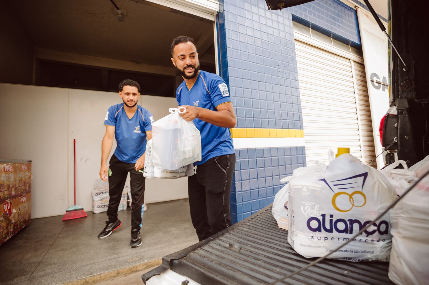 Equipe carregando as entregas dos clientes