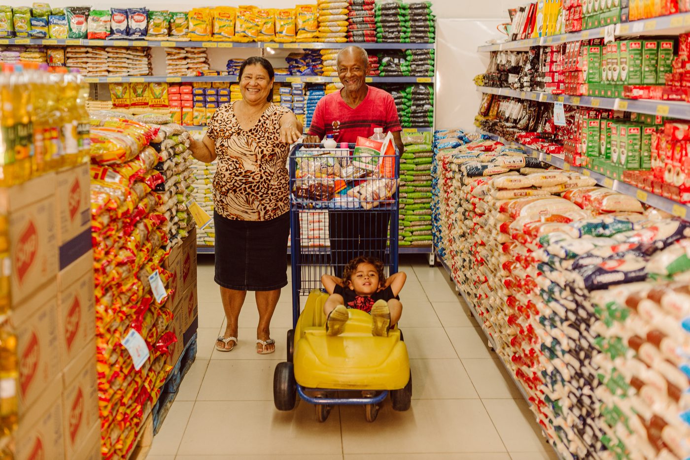 Família fazendo compras com o carrinho infantil