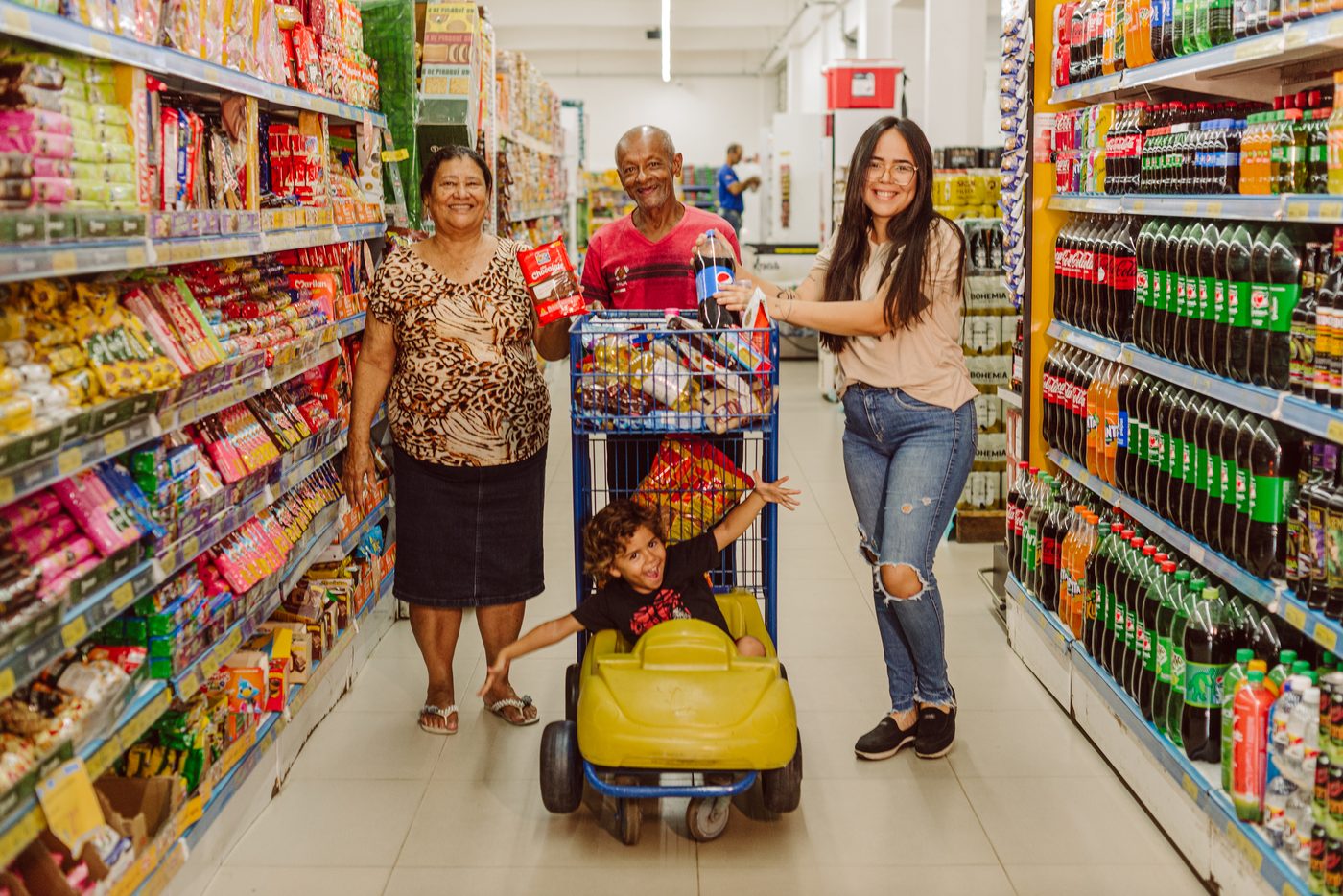 Família de clientes fazendo compras no Supermercado Aliança