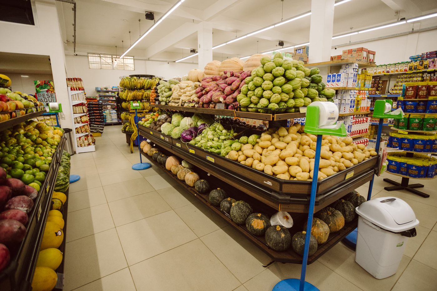 Setor de hortifrúti amplo e abastecido