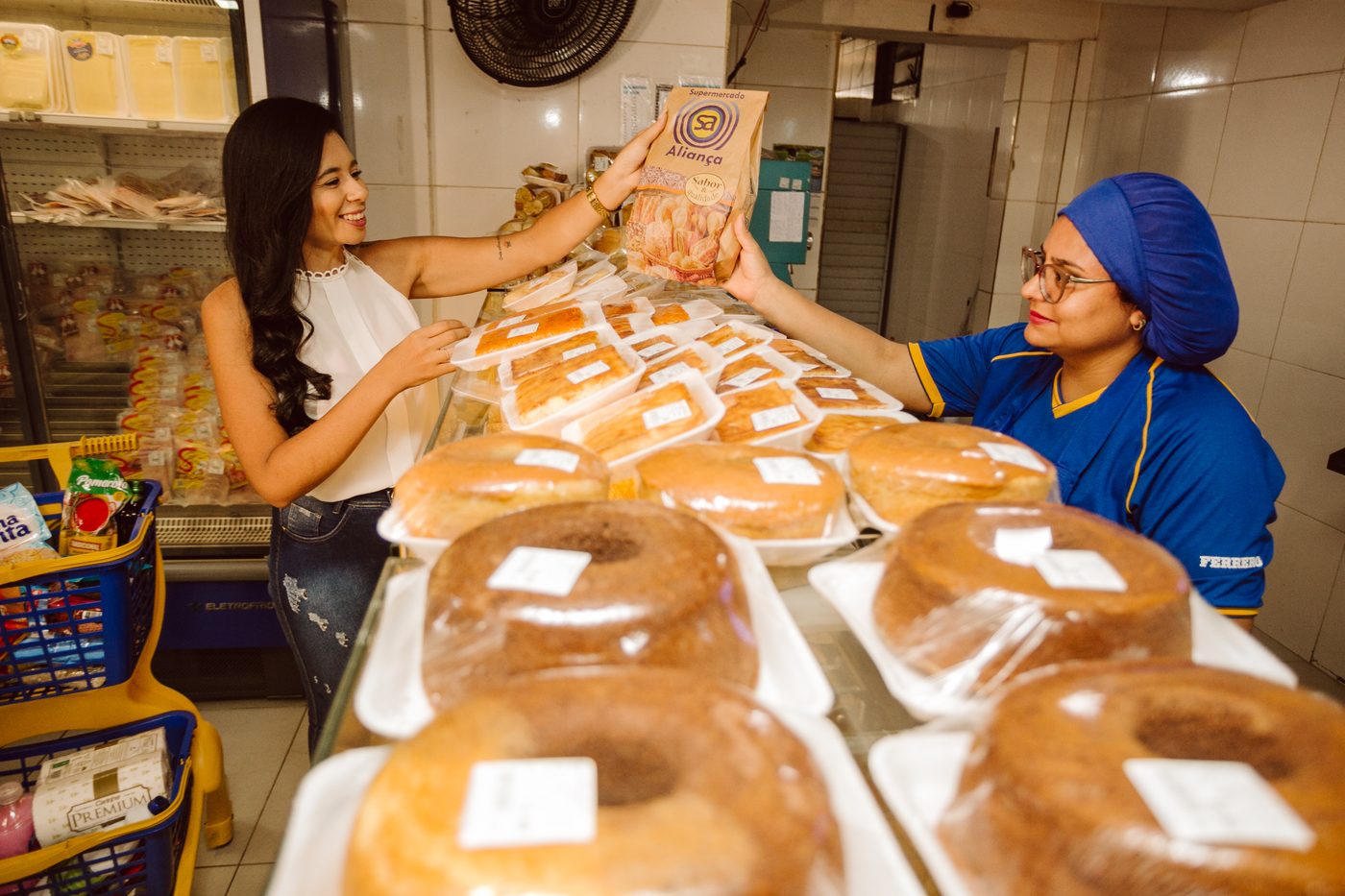 Cliente escolhendo delícias na padaria