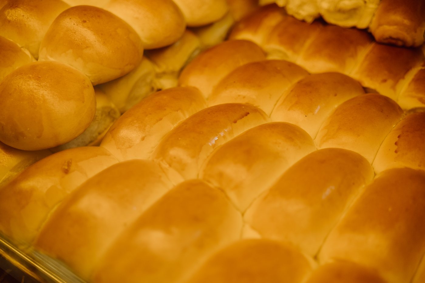 Pães doces dourados feitos na padaria do Supermercado Aliança