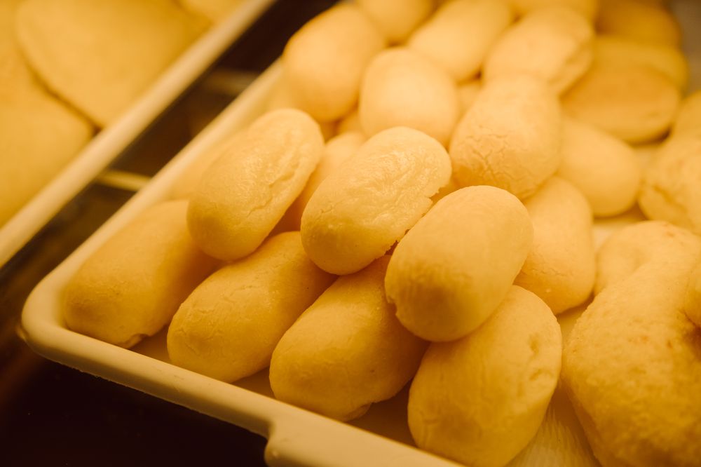 Pães de queijo fresquinhos da padaria