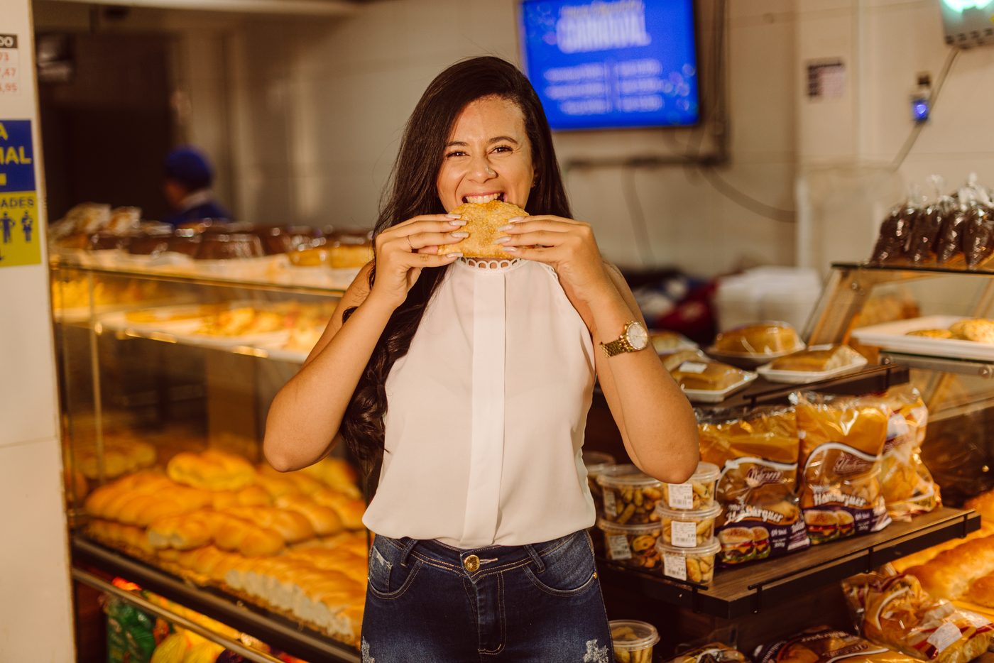 Cliente provando o pastel da padaria