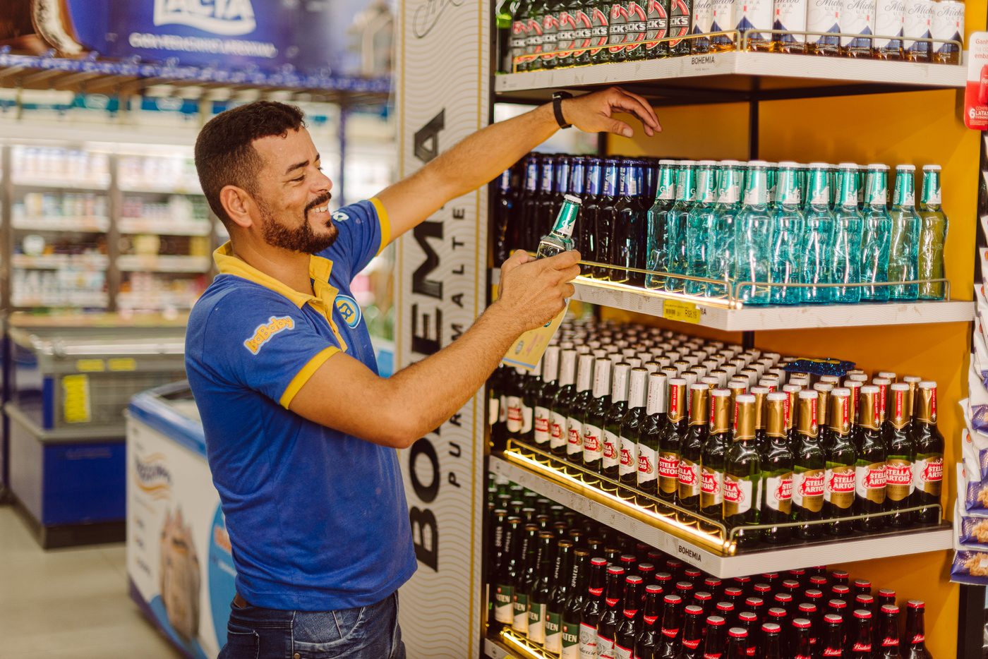 Reposição constante nas gôndolas de bebidas